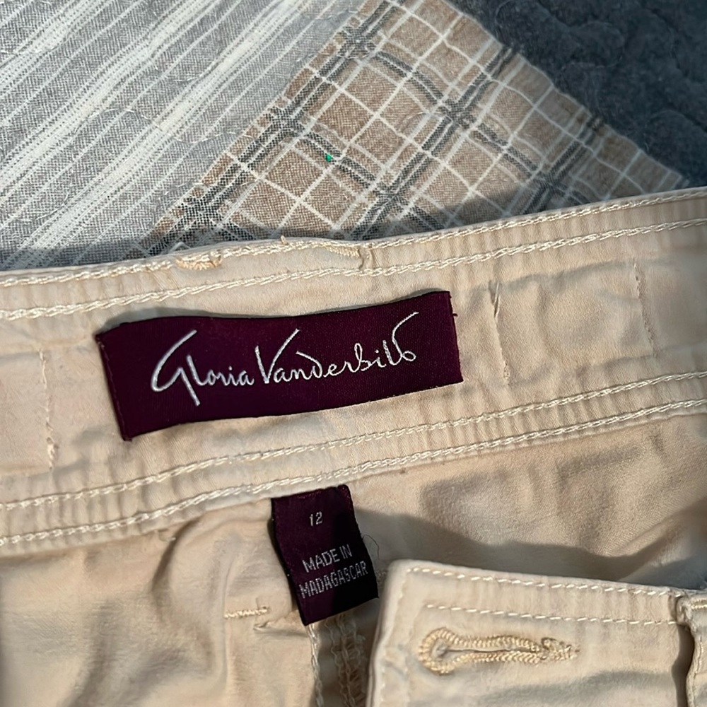 Women’s size 12 Gloria Vanderbilt khaki walking shorts